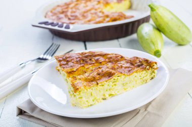 Pasta kabak, peynir ve masanın üzerinde otlar ile