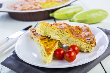 Pasta kabak, peynir ve masanın üzerinde otlar ile
