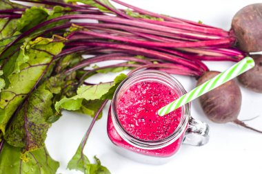 bir bardak beyaz zemin üzerine kırmızı pancar suyu