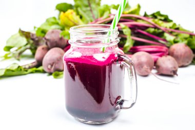 bir bardak beyaz zemin üzerine kırmızı pancar suyu