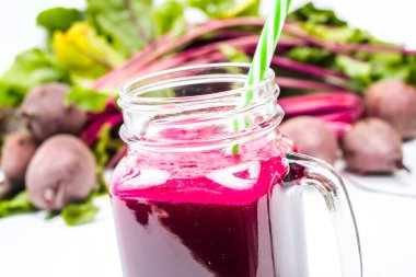 bir bardak beyaz zemin üzerine kırmızı pancar suyu