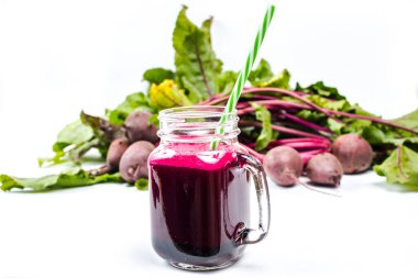 bir bardak beyaz zemin üzerine kırmızı pancar suyu