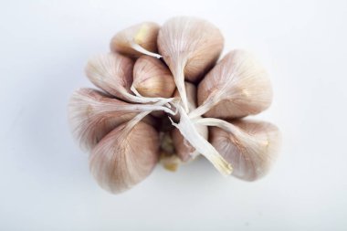 Beyaz arkaplanda sarımsak izole edilmiş.