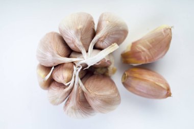 Beyaz arkaplanda sarımsak izole edilmiş.