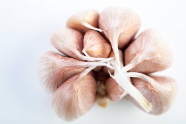 Beyaz arkaplanda sarımsak izole edilmiş.