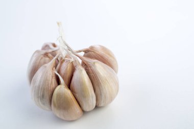 Beyaz arkaplanda sarımsak izole edilmiş.