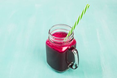 pancar üzerine beyaz izole taze meyve suyu