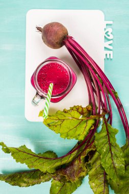 pancar üzerine beyaz izole taze meyve suyu