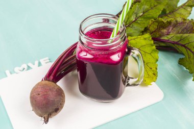 pancar üzerine beyaz izole taze meyve suyu