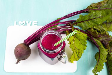 pancar üzerine beyaz izole taze meyve suyu