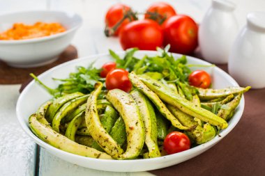 Kabak salatası, roka ve vişneli domates.