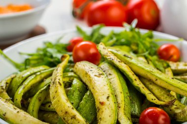 Kabak salatası, roka ve vişneli domates.