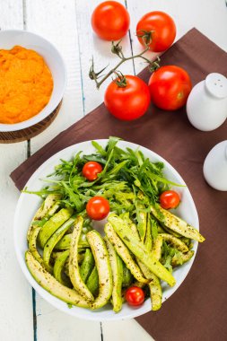 Kabak salatası, roka ve vişneli domates.