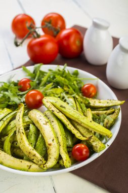 Kabak salatası, roka ve vişneli domates.