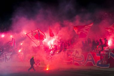 SERBIA, BELGRAD - 27 Şubat 2016: Ebedi rakipler sırasında Belgrad 'daki FC Partizan ve Kızıl Yıldız futbol müsabakalarında futbol taraftarları 27 Şubat' ta Belgrad 'da bir araya geldi..