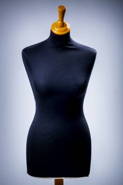 Mavi arkaplanda boş siyah manken