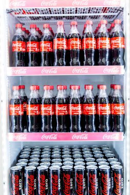 Belgrad, Sırbistan - 26 Kasım 2016 Coca-Cola ve Coca-Cola Zero 'nun editör fotoğrafı buzdolabında. Coca-Cola Company Sırbistan 'ın en popüler pazar lideri