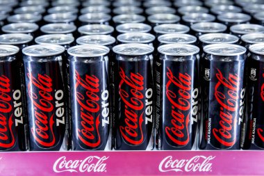 Belgrad, Sırbistan - 25 Kasım 2016 Coca-Cola Zero kutusunun editör fotoğrafı buzdolabında. Coca-Cola Company Sırbistan 'ın en popüler pazar lideri