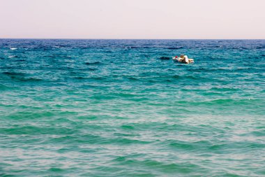 mavi denizde yüzen tekne