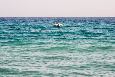 mavi denizde yüzen tekne