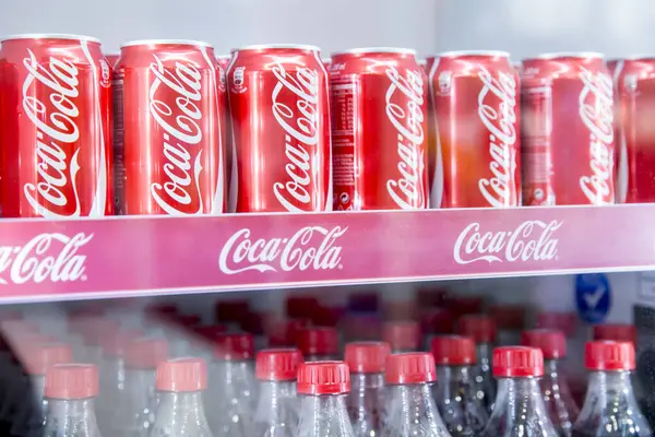 Belgrad, Sırbistan - 25 Kasım 2016 Coca-Cola Zero kutusunun editör fotoğrafı buzdolabında. Coca-Cola Company Sırbistan 'ın en popüler pazar lideri