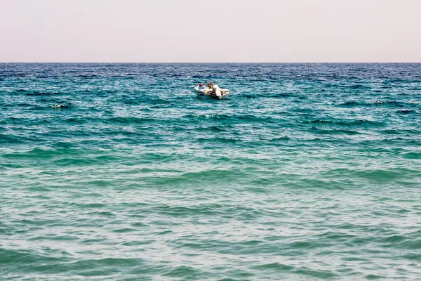 mavi denizde yüzen tekne