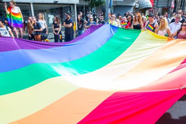 BELGRAD, SERBIA - 18 Eylül 2016: LGBT yönelimli insanlar 18 Eylül 2016 'da Sırbistan' ın Belgrad kentindeki Gay Onur Yürüyüşü 'ne katıldı