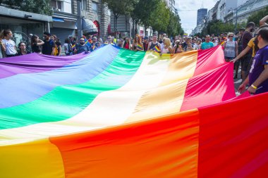 BELGRAD, SERBIA - 18 Eylül 2016: LGBT yönelimli insanlar 18 Eylül 2016 'da Sırbistan' ın Belgrad kentindeki Gay Onur Yürüyüşü 'ne katıldı