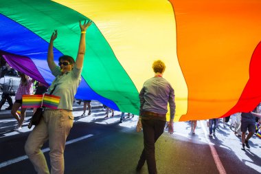 BELGRAD, SERBIA - 18 Eylül 2016: LGBT yönelimli insanlar 18 Eylül 2016 'da Sırbistan' ın Belgrad kentindeki Gay Onur Yürüyüşü 'ne katıldı