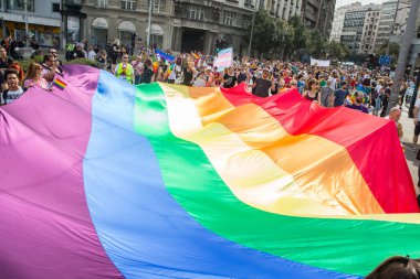 BELGRAD, SERBIA - 18 Eylül 2016: LGBT yönelimli insanlar 18 Eylül 2016 'da Sırbistan' ın Belgrad kentindeki Gay Onur Yürüyüşü 'ne katıldı