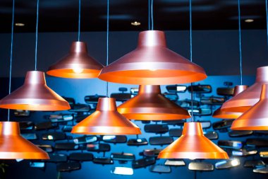 Bulanık odada bakır avizeler