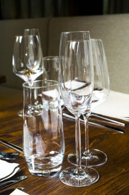 Ahşap masada boş camlar