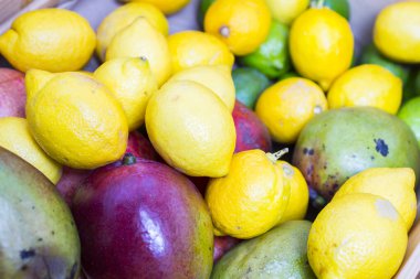 Doğal Limon, Limonlar ve mangolar mağazada sergileniyor.