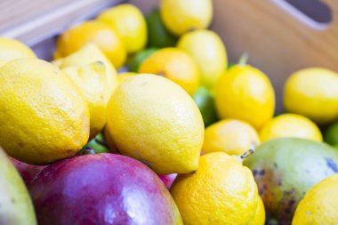 Doğal Limon, Limonlar ve mangolar mağazada sergileniyor.