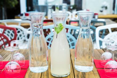 Taze limonata ve bir kasede su. 