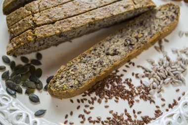 Tabakta ev yapımı sağlıklı kepekli ekmek