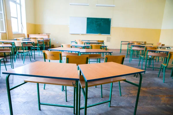 Masalar ve sandalyeler ile boş sınıfa