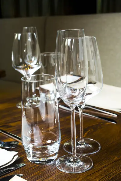 Ahşap masada boş camlar