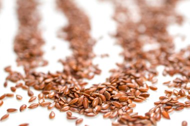 beyaz zemin üzerinde kahverengi keten tohumu