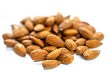 Beyaz arkaplanda izole edilmiş bademler