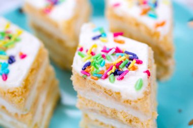 Kremalı renkli kek. 