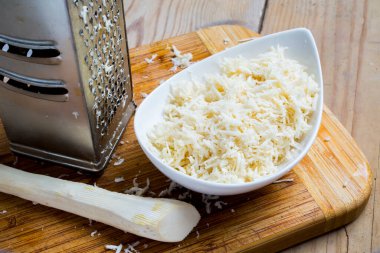 Tahta masada taze rendelenmiş yabanturpu