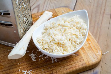 Tahta masada taze rendelenmiş yabanturpu