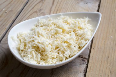 Tahta masada taze rendelenmiş yabanturpu