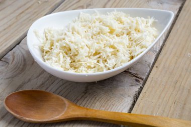 Tahta masada taze rendelenmiş yabanturpu