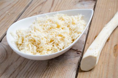 Tahta masada taze rendelenmiş yabanturpu