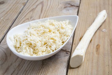 Tahta masada taze rendelenmiş yabanturpu