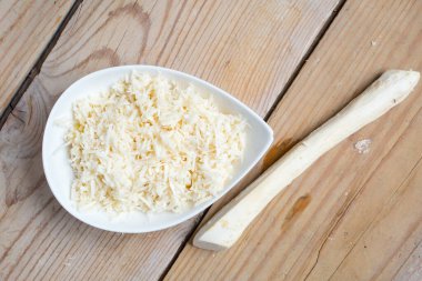 Tahta masada taze rendelenmiş yabanturpu