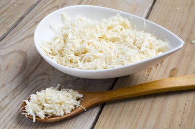 Tahta masada taze rendelenmiş yabanturpu