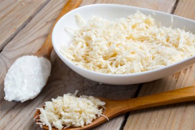 Tahta masada taze rendelenmiş yabanturpu